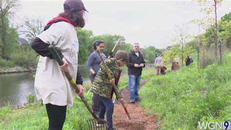 Thousands volunteer through non-profit for Chicago River Day